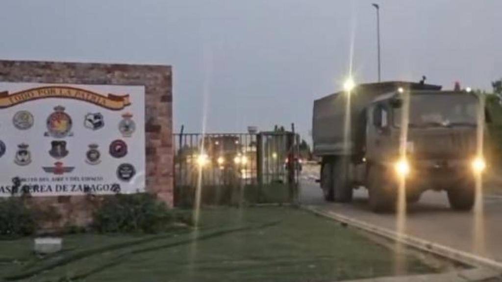 El convoy, a su salida de Zaragoza.