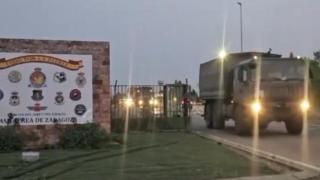 El convoy, a su salida de Zaragoza.