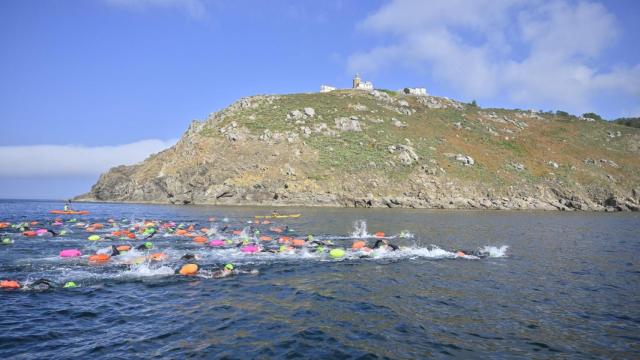 Travesía Costa reúne en Fisterra (A Coruña) a 170 nadadores