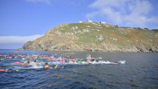 Travesía Costa reúne en Fisterra (A Coruña) a 170 nadadores