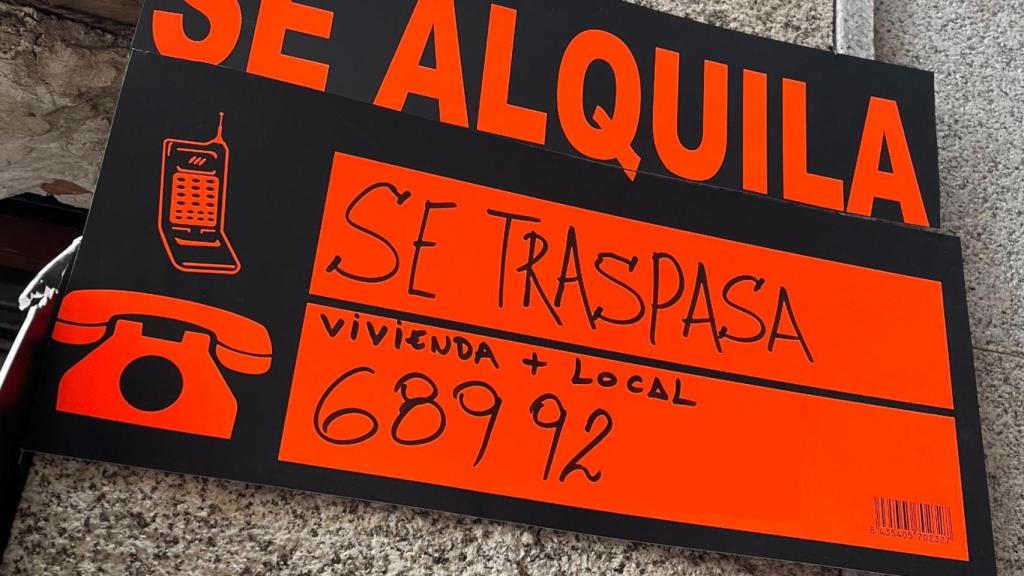 Cartel de venta/alquiler colocado en la fachada de la heladería.