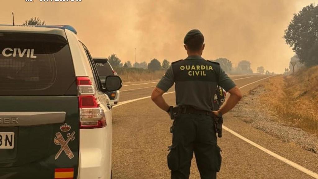 La Guardia Civil auxilia a un vecino indispuesto durante el confinamiento por los incendios