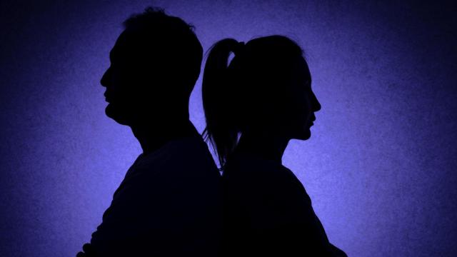 Imagen de archivo de una pareja ignorándose.