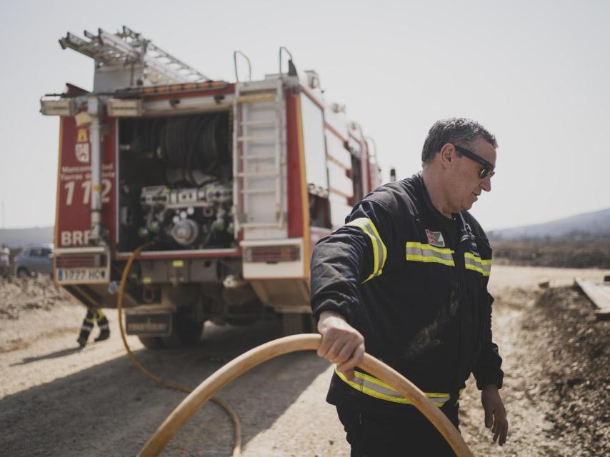 Javier Faúndez ayudando en las labores de extinción de incencios a los alrededores de Abejera (Zamora).