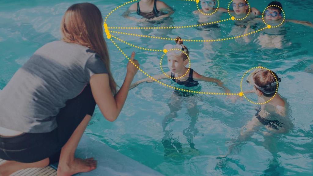 Nagi convierte la piscina en un entorno seguro a través de una red de sensores exteriores e interiores que dibujan una cúpula digital de vigilancia.