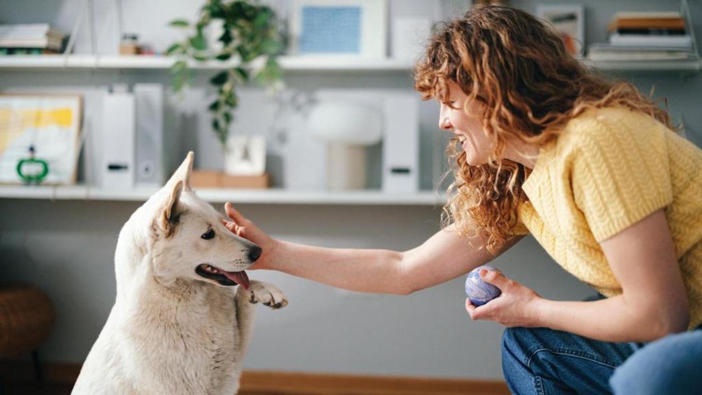 Una chica acariciando a un perro en casa.