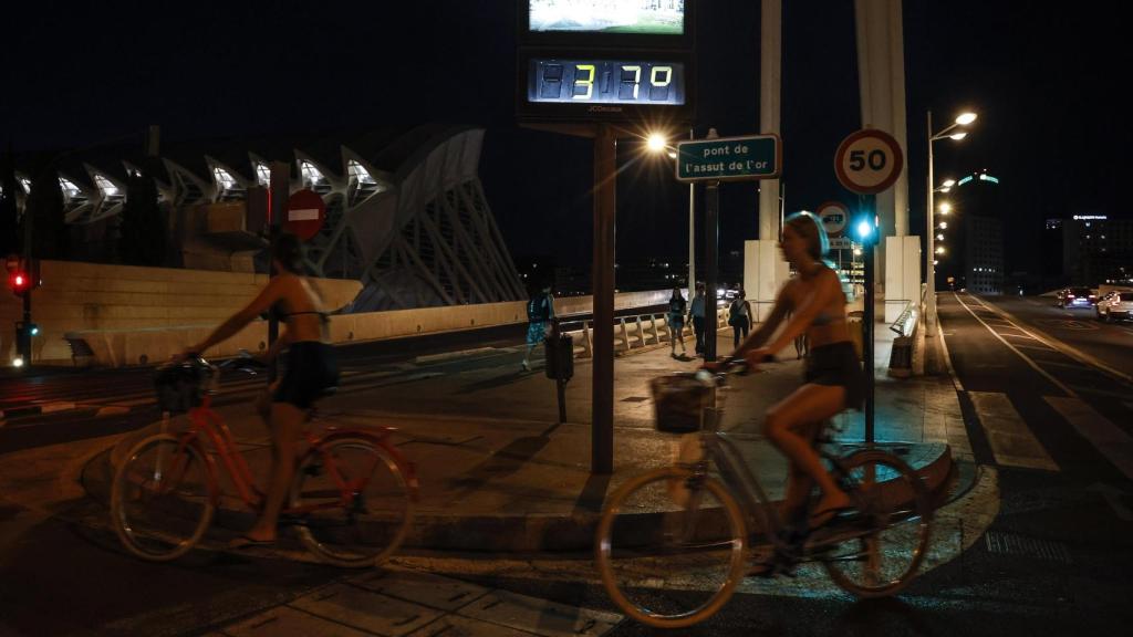 Varias personas en bici por la noche en Valencia, en una imagen de archivo. Europa Press / Rober Solsona