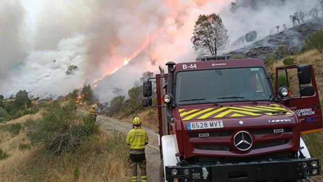 Medios de'INFOAR' proseguen en las labores de extinción del incendio forestal de Barniedo de la Reina (León)