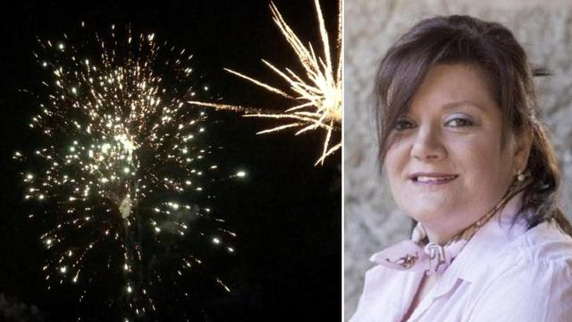 Imagen de archivo de unos fuegos artificiales (i); Susana Rodríguez, teniente de alcalde de Amoeiro.
