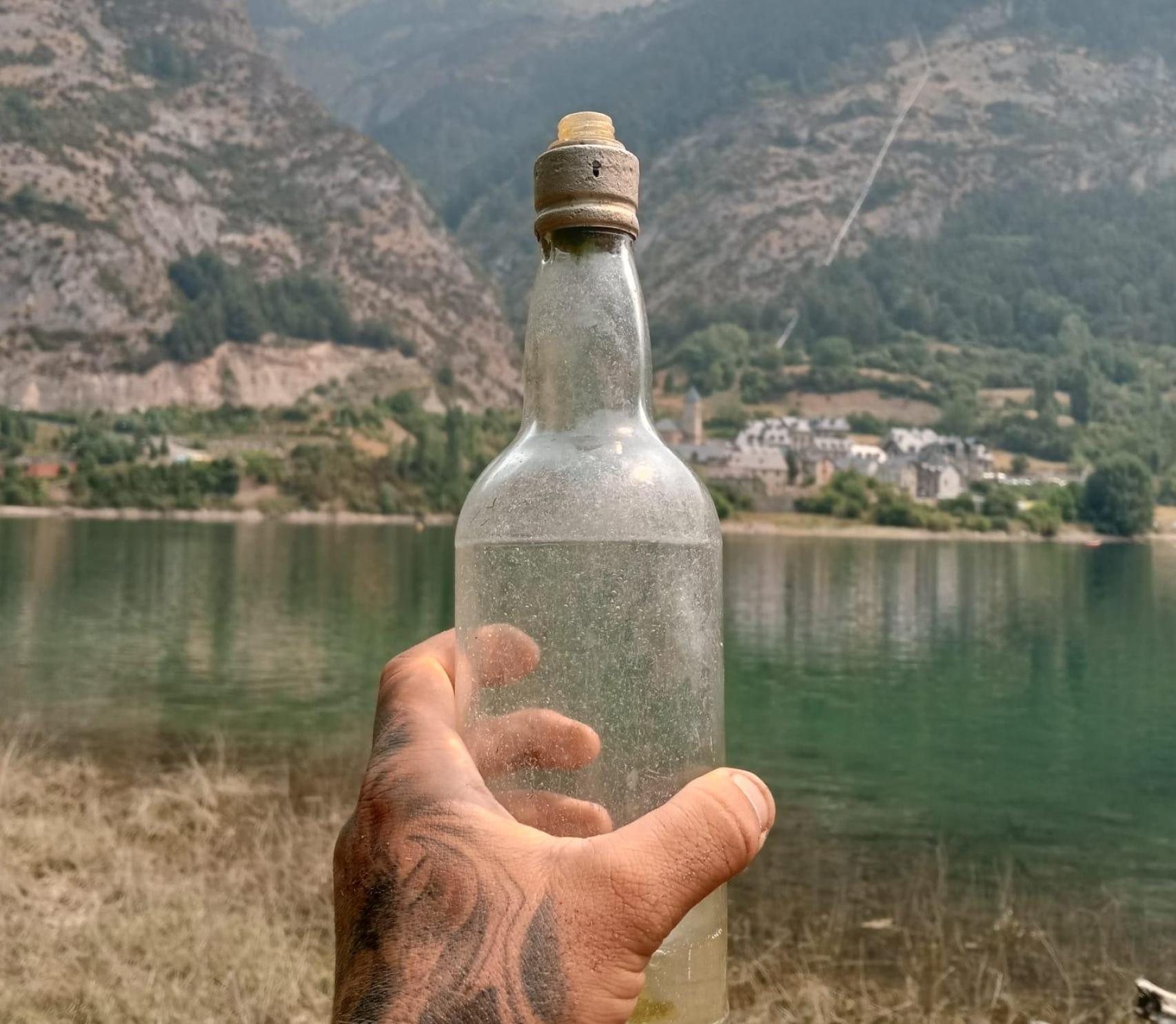 La botella de vidrio encontrada en el embalse de Lanuza