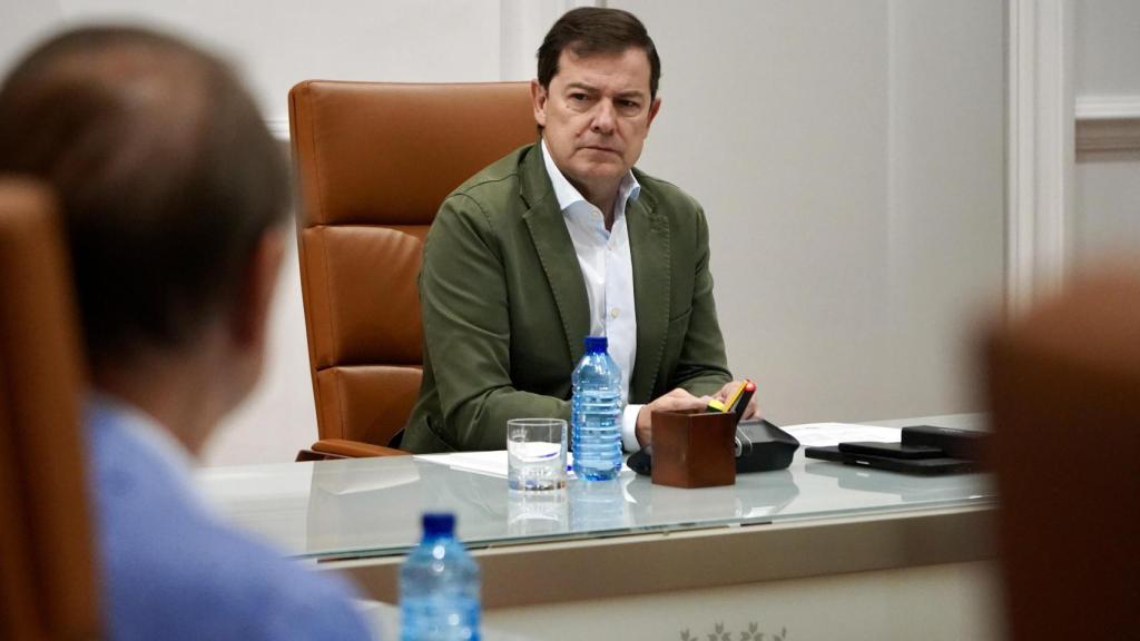 El presidente de la Junta de Castilla y León, Alfonso Fernández Mañueco, mantiene una reunión de trabajo con miembros de su Ejecutivo para hacer seguimiento de la situación de los incendios en la Comunidad