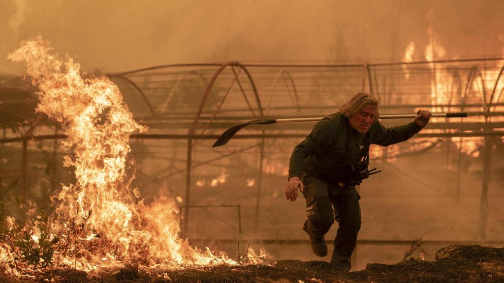 Un guarda forestal trabaja en labores de extinción del incendio forestal de Carballeda de Avia (Orense).