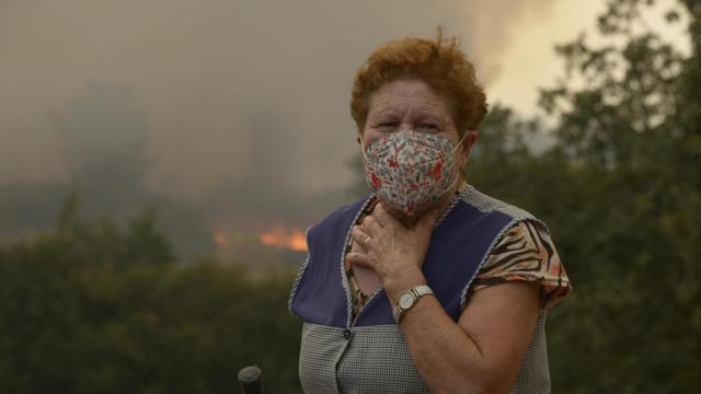 Vecinos y vecinas de Vilela mientras se acercan las llamas a la localidad