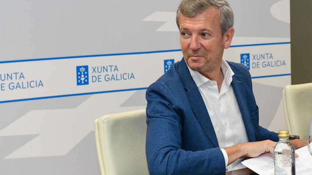 El presidente de la Xunta, Alfonso Rueda, preside la primera reunión para habilitar ayudas destinadas a los afectados por los incendios en Galicia.