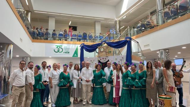 Profesionales y autoridades en la zona de Feria del Clínico.