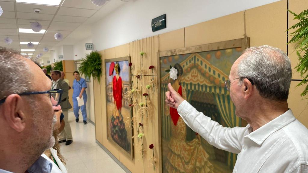 El alcalde de Málaga durante su visita.