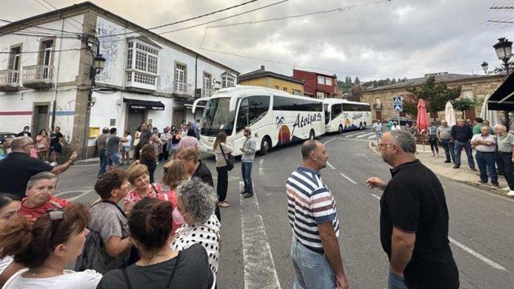 Más de 150 vecinos de Petín se concentran en los jugados en apoyo de un detenido en el marco de la ola de incendios.