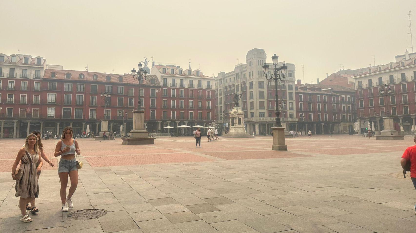 El humo de los incendios que azotan a Castilla y León ha llegado hasta la capital vallisoletana