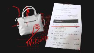 Fotomontaje con el ticket que incluye un cargo de 12 euros por un gancho para el bolso.