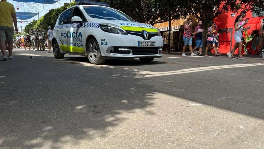 Una patrulla de la Policía Local de Málaga, en el Real de Cortijo de Torres.