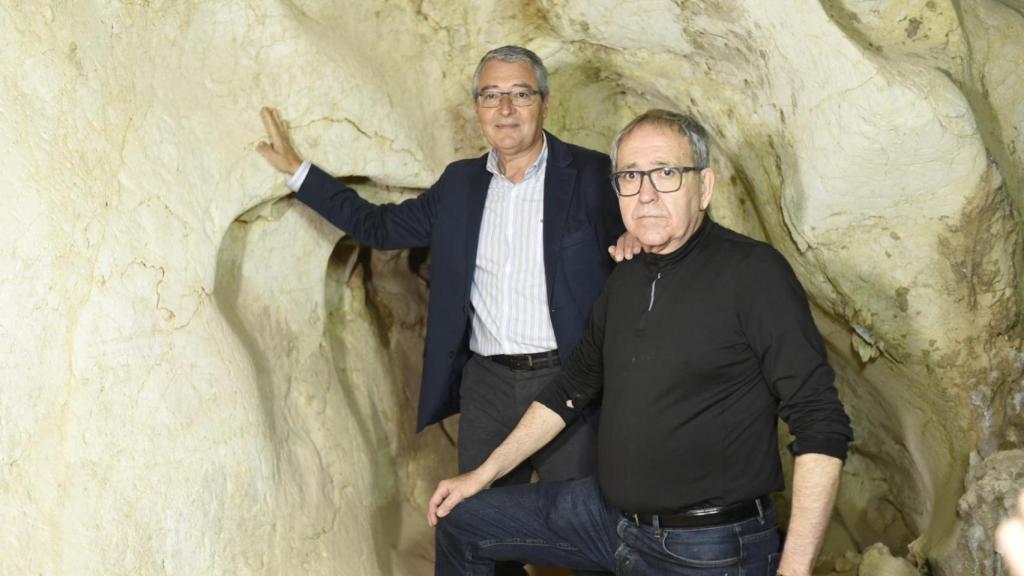 Francisco Salado, alcalde de Rincón de la Victoria, junto al investigador Pedro Cantalejo.