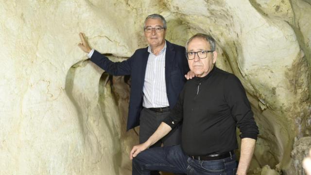 Francisco Salado, alcalde de Rincón de la Victoria, junto al investigador Pedro Cantalejo.