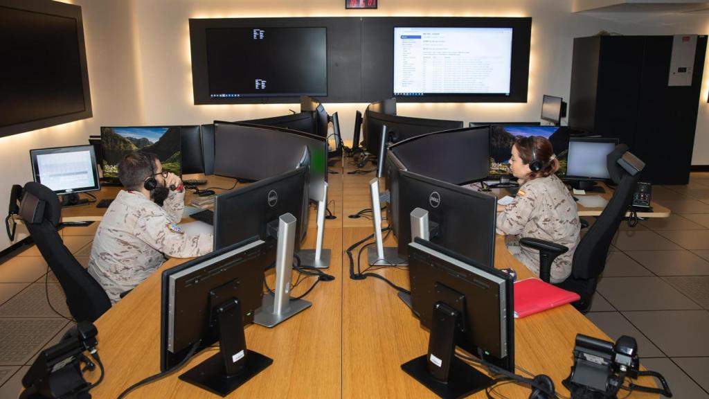 Dos controladores militares españoles en Islandia