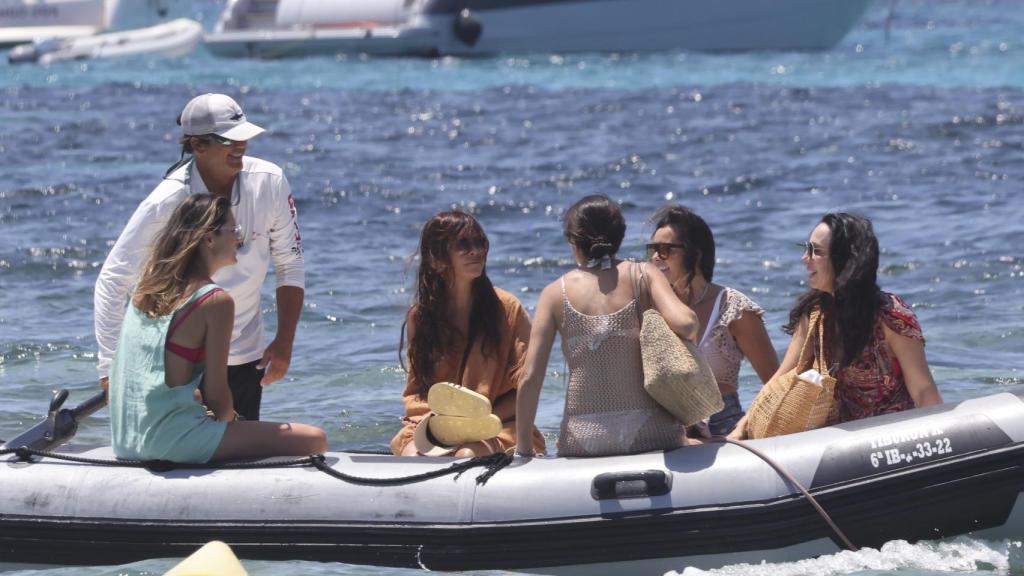 Vanesa Martín con un grupo de amigos, veraneando.