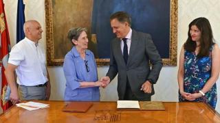 El alcalde de Salamanca, Carlos García Carbayo, junto a la concejala de Familia e Igualdad de Oportunidades, Miryam Rodríguez