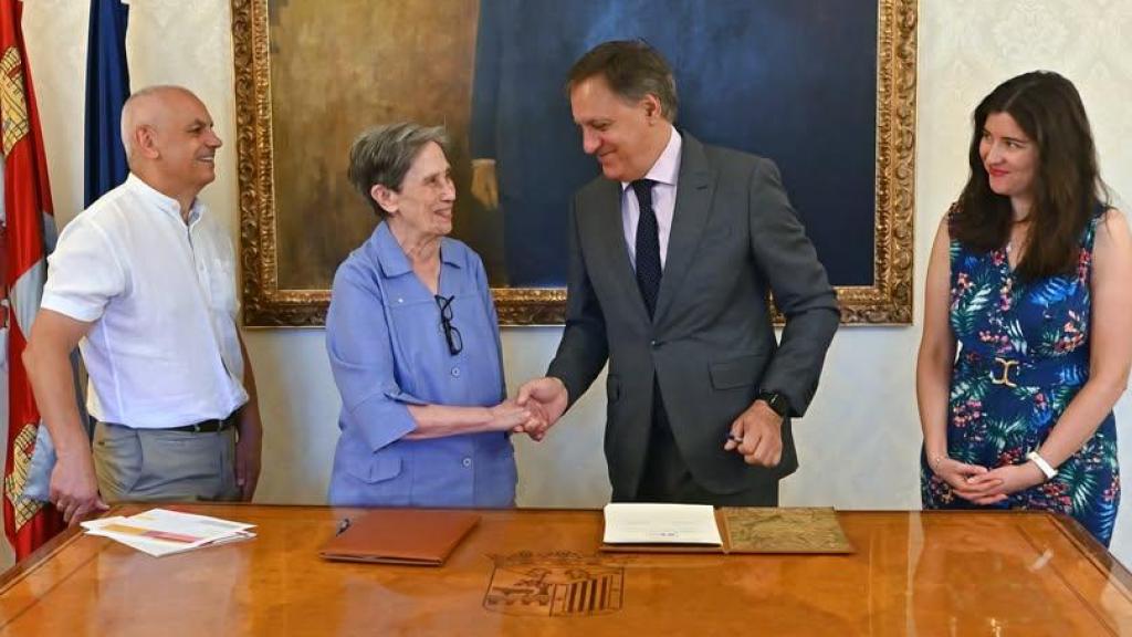 El alcalde de Salamanca, Carlos García Carbayo, junto a la concejala de Familia e Igualdad de Oportunidades, Miryam Rodríguez