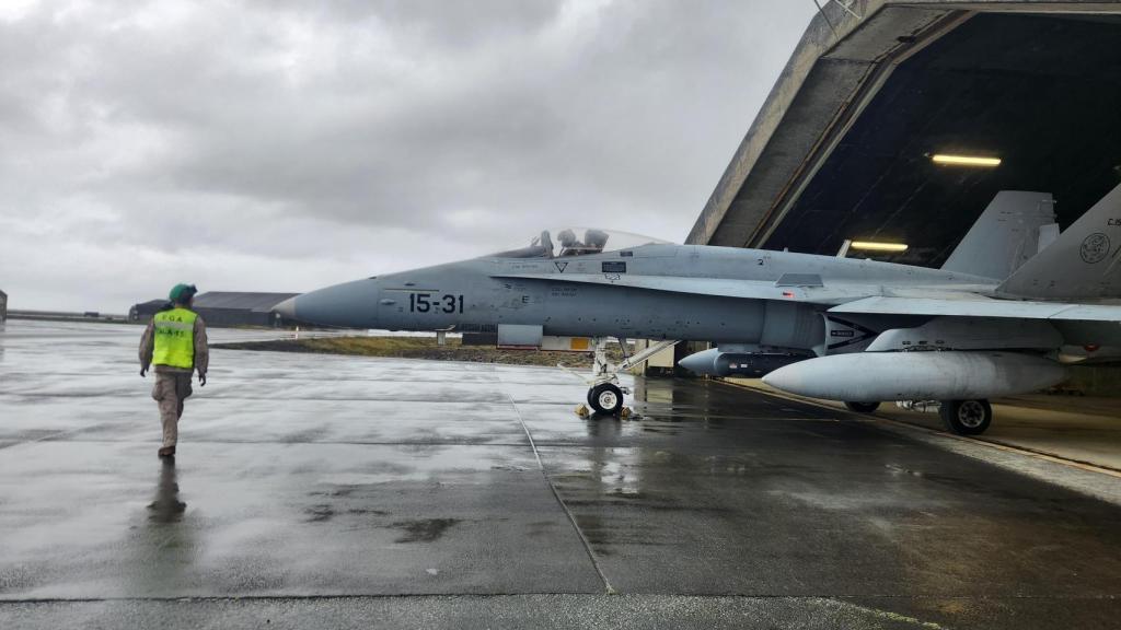 F-18 saliendo del hangar en la Base Aérea de Keflavik