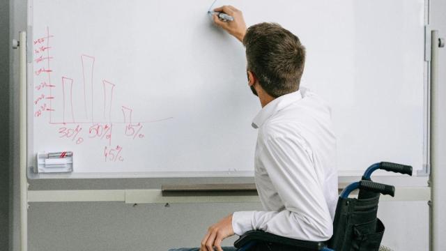 Un profesor en silla de ruedas.