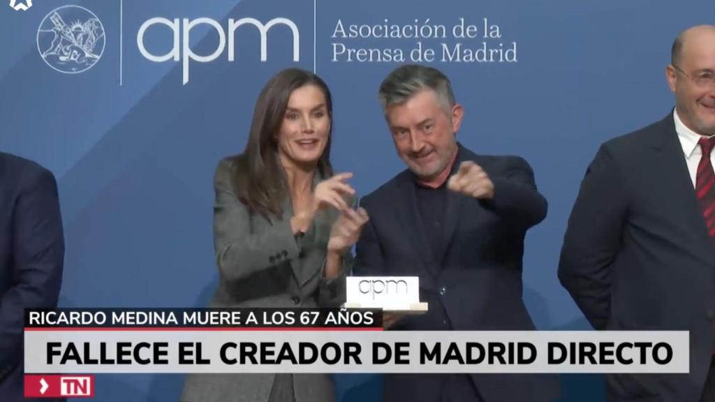 La reina Letizia y Ricardo Medina durante los Premios APM 2024.