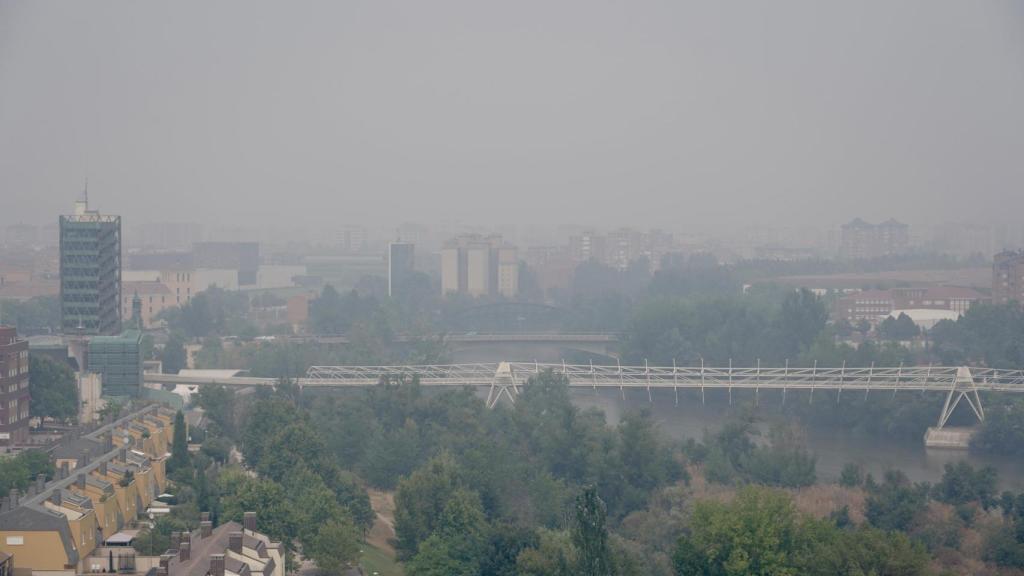 Valladolid está cubierta por una densa capa de humo fruto de los incendios al oeste de la Comunidad, Galicia y Portugal