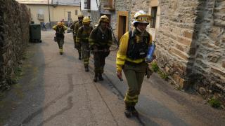 Varios bomberos forestales durante el incendio en Salientes (León)