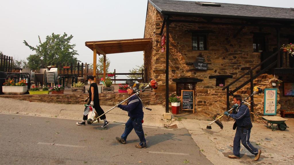 Varios vecinos de El Acebo de San Miguel realizando desbroces