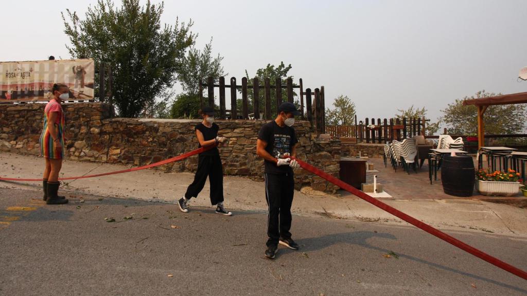 Los vecinos de El Acebo protegiendo el pueblo