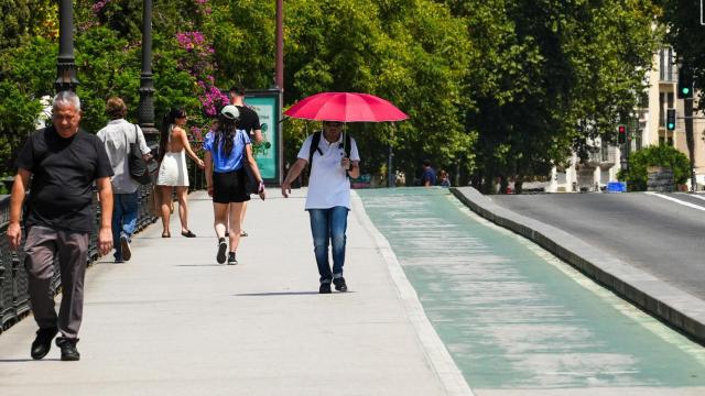 Imagen de peatones por el puente de Triana.