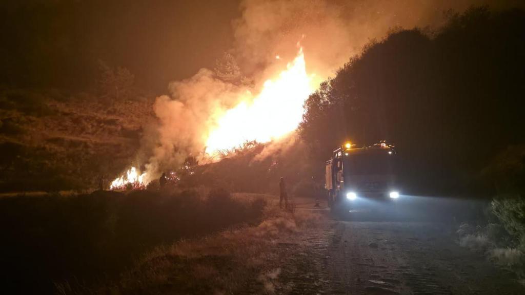 Efectivos y un camión de la UME, durante labores de extinción en la zona de Hervás (Cáceres)