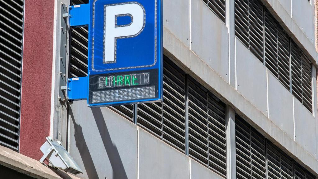 Una señal en una céntrica calle de Alicante marca los 42 grados este lunes.