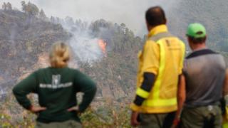 Varias personas observan el fuego, en Quiroga (Lugo).