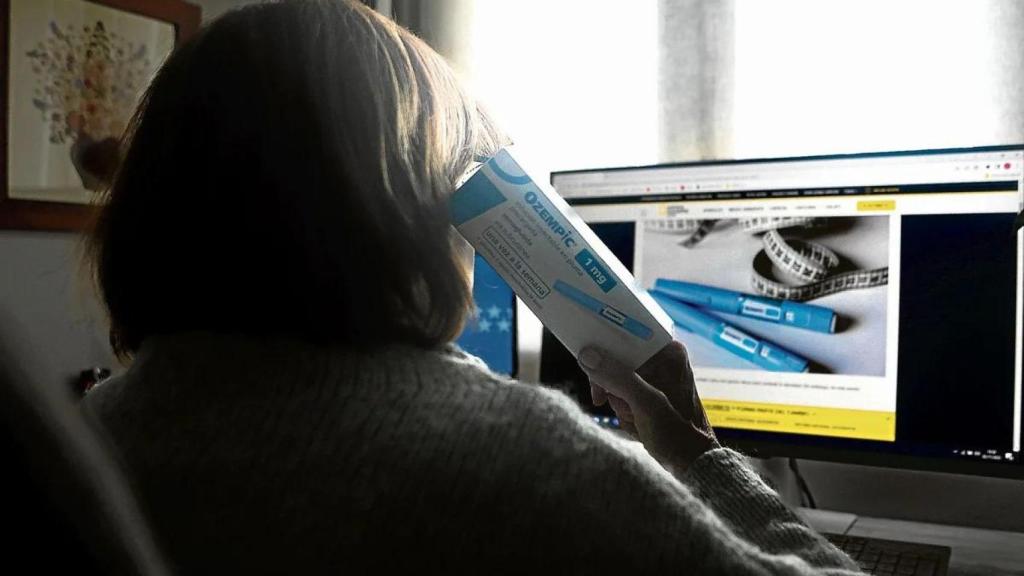 Persona buscando información sobre Ozempic.