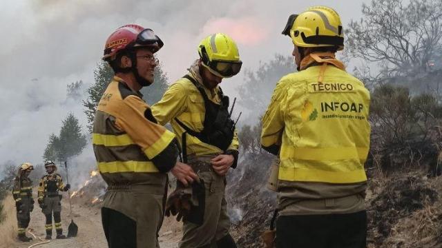 Sartaguda (a la derecha), durante las labores de extinción en León.