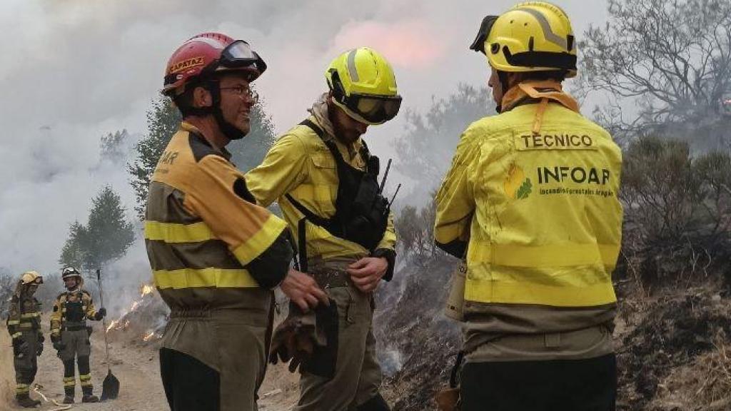 Sartaguda (a la derecha), durante las labores de extinción en León.