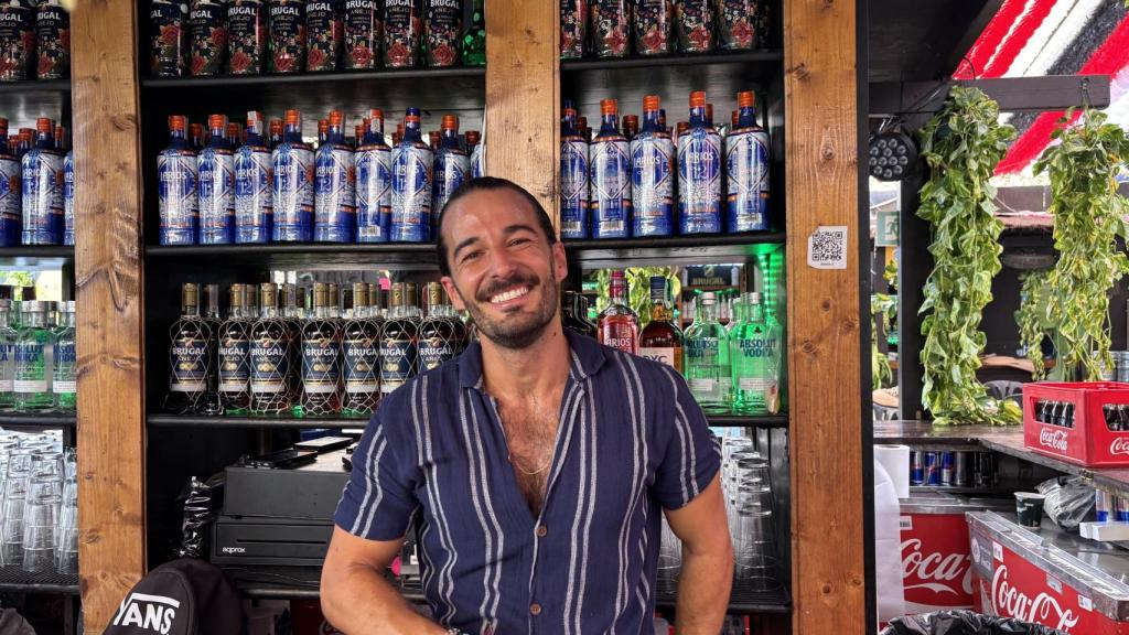 Luca, un camarero de la caseta Malafama