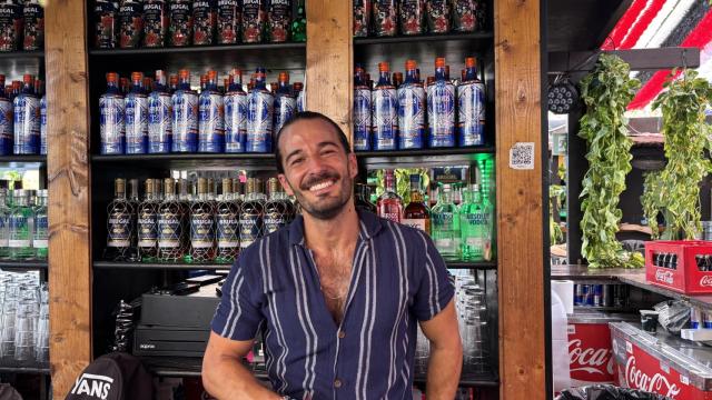 Luca, un camarero de la caseta Malafama