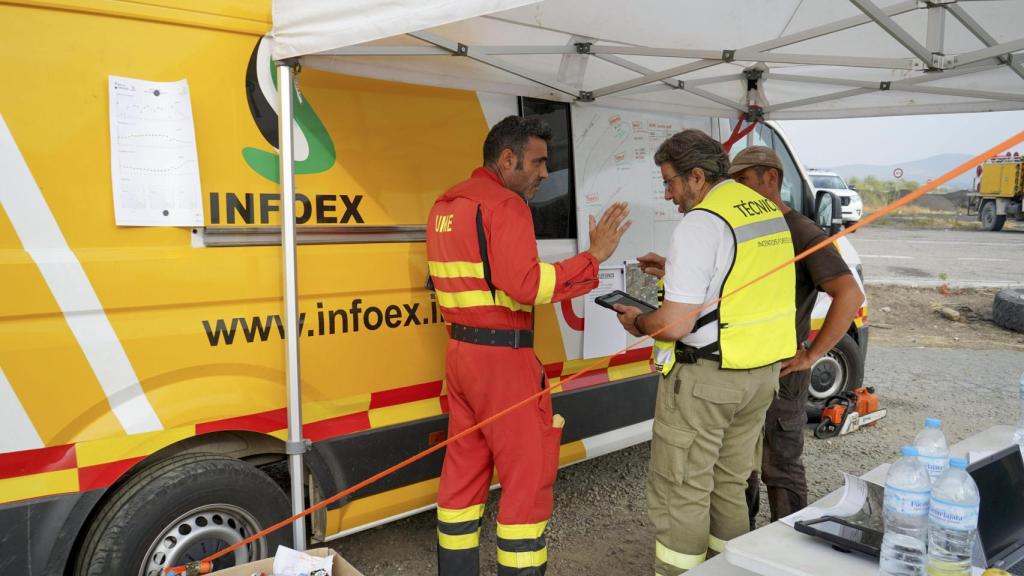 Actividad en el Puesto de Mando Avanzado del incendio de Jarilla, este lunes, en La Granja, Cáceres.
