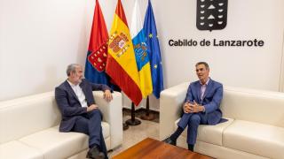 El presidente de Canarias, Fernando Clavijo, este lunes durante su reunión con Pedro Sánchez en el Cabildo de Lanzarote.