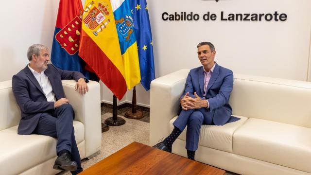 El presidente de Canarias, Fernando Clavijo, este lunes durante su reunión con Pedro Sánchez en el Cabildo de Lanzarote.