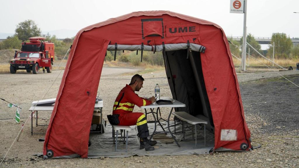 Un efectivo de la UME, en el Puesto de Mando Avanzado del incendio de Jarilla.